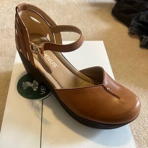 VENUS Women's Tan Clog Wedge Shoes: size 38; NIB